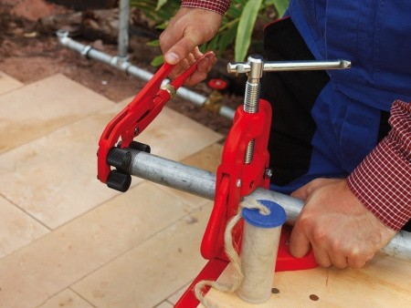 Устройство для обработки края резьбы